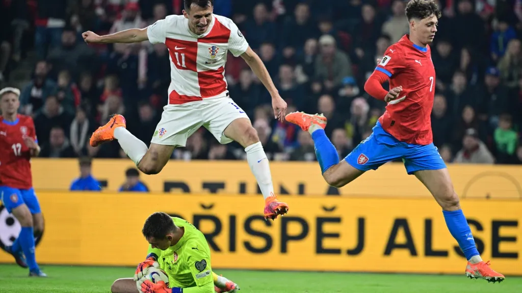 Matěj Kovář zasahuje proti Ante Budimirovi