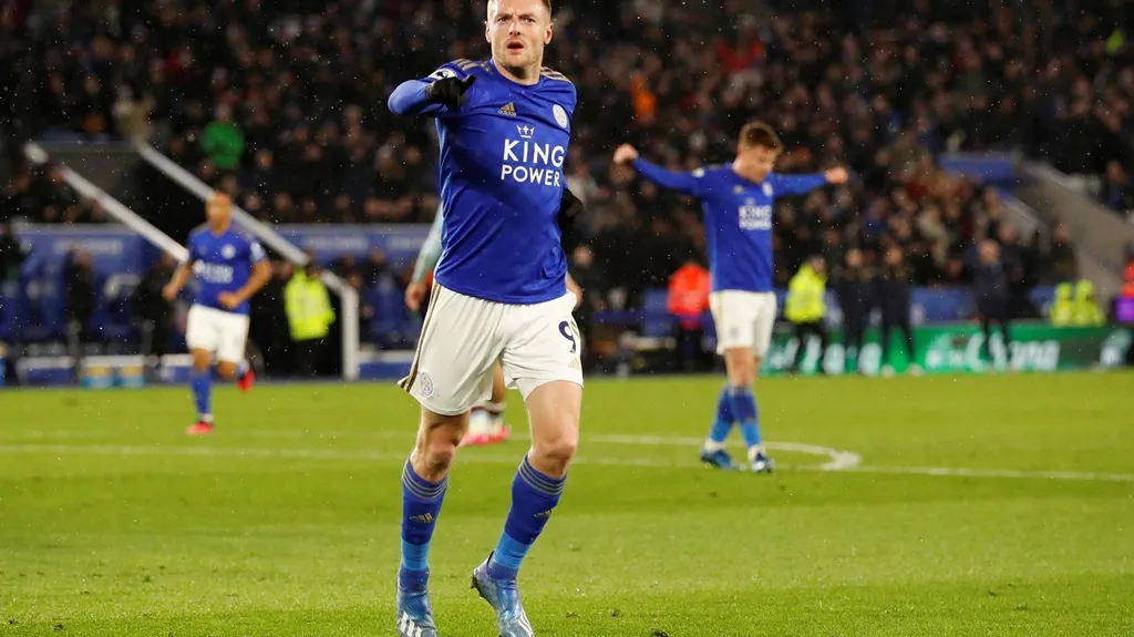 Jamie Vardy z Leicesteru (uprostřed) oslavuje gól