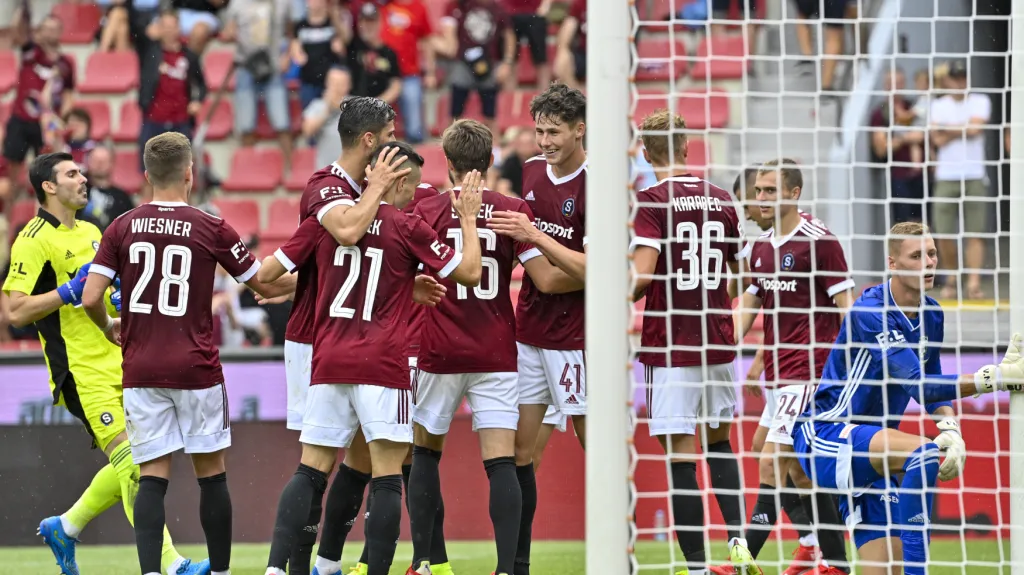 Fotbalisté Sparty se radují z gólu v síti Karviné