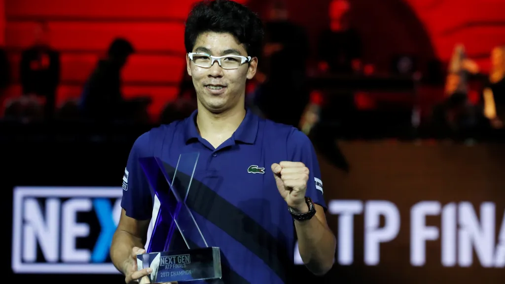 Čong Hjon s trofejí pro vítěze turnaje ATP Next Gen