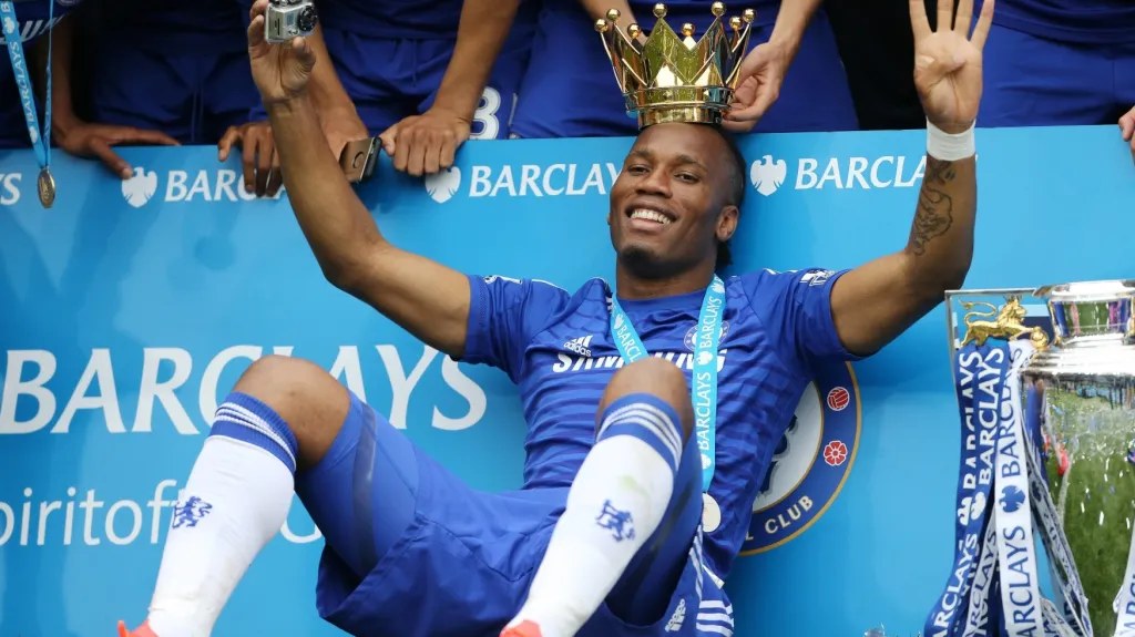 Didier Drogba slaví anglický titul v dresu Chelsea