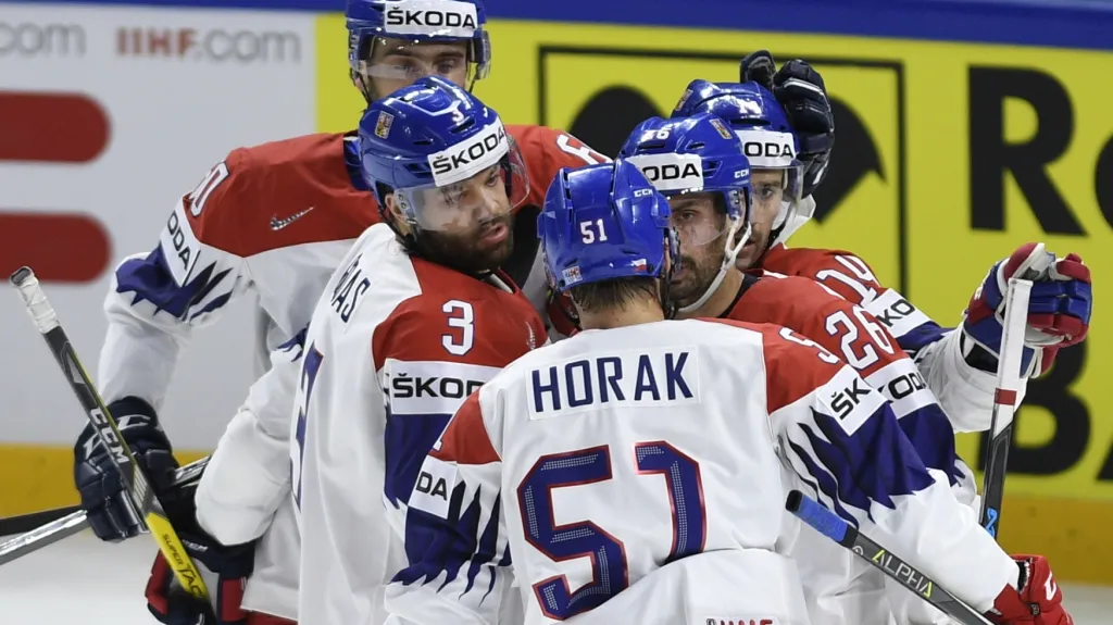 Čeští hokejisté se radují z branky