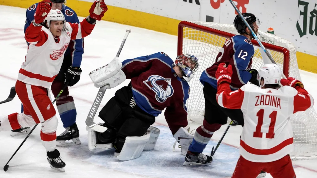 Detroitský Filip Zadina se raduje z gólu v síti Colorada