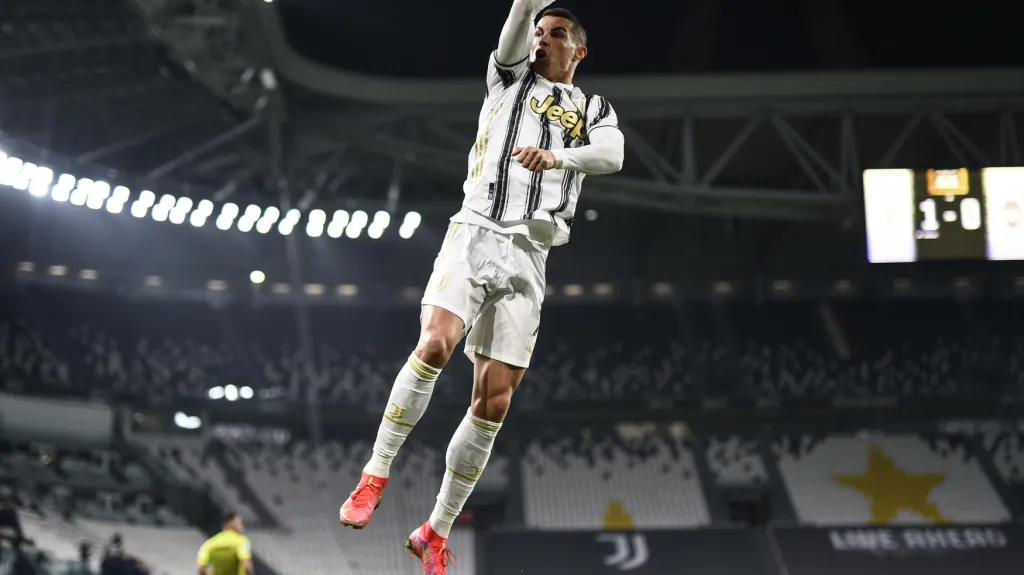 Cristiano Ronaldo z Juventusu oslavuje gól v Serii A
