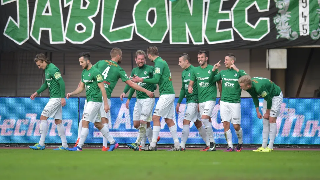 Fotbalisté Jablonce se radují z gólu 