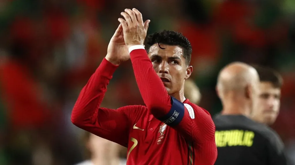 Portugalec Cristiano Ronaldo děkuje fanouškům po vítězství nad Českem
