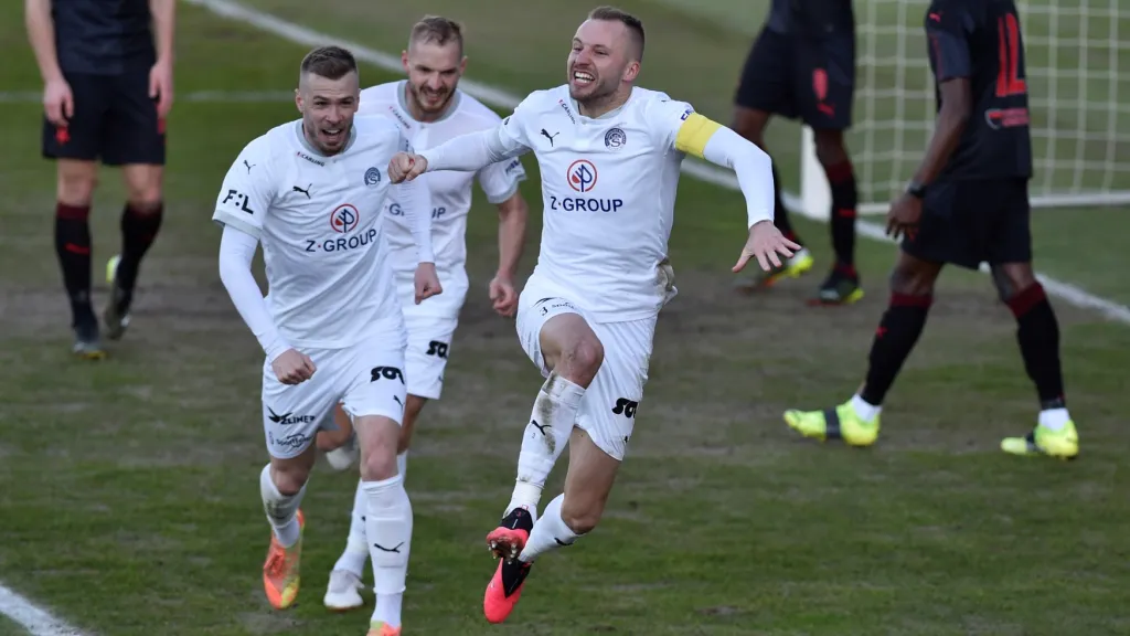 Michal Kadlec slaví gól do branky Slavie 