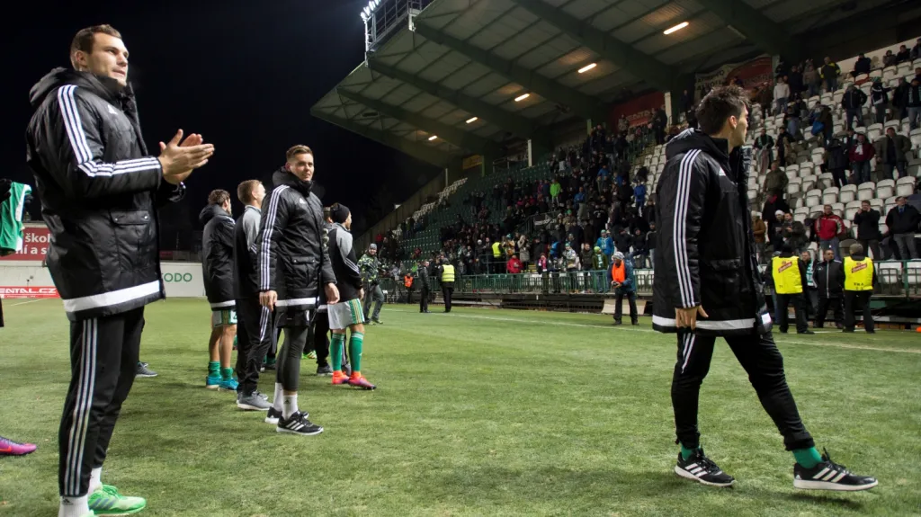 Hráči Bohemians 1905 na zmrzlém trávníku v Ďolíčku