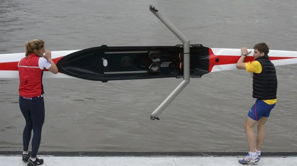 Pětibojař David Svoboda (vpravo) prohrál sázku a musel do skifu