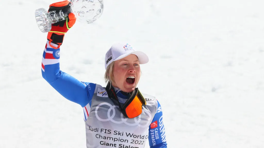 Francouzka Tessa Worleyová s křišťálovým glóbem