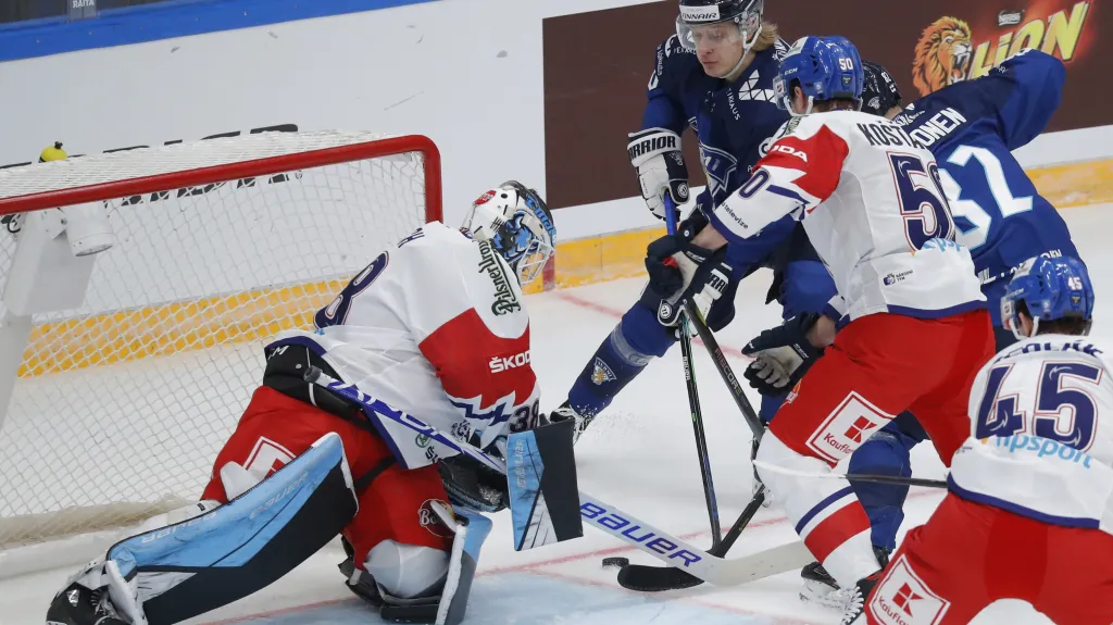 Český brankář Dominik Furch v akci v utkání proti Finsku