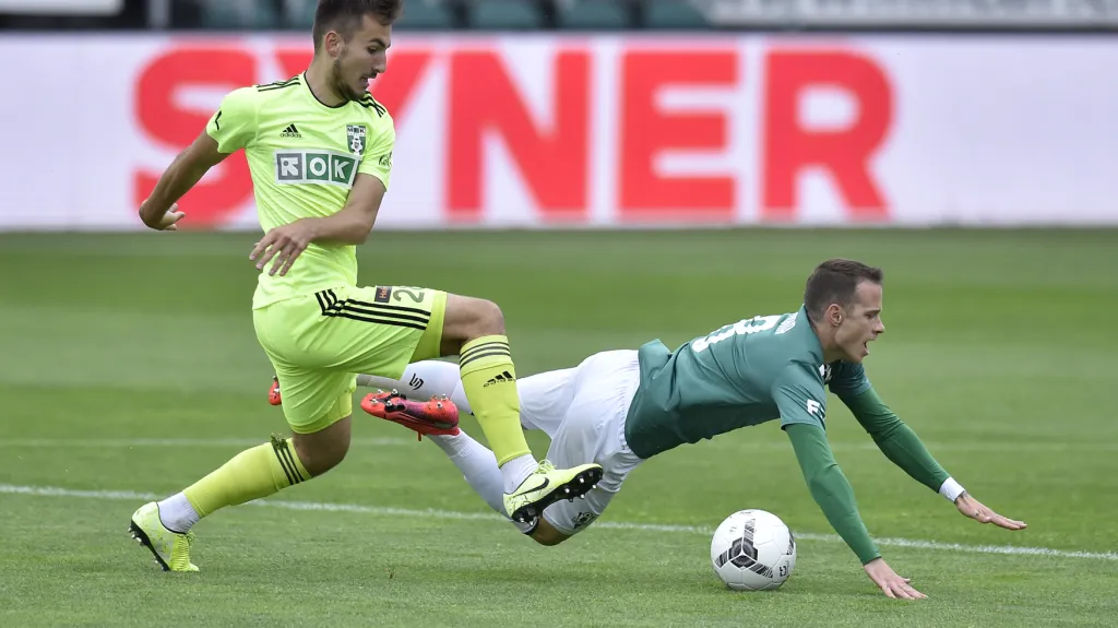 Jan Sýkora z Jablonce faulovaný karvinským Filipem Kubalou