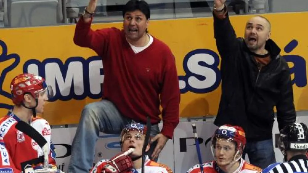 Trenér Slavie Vladimír Růžička (vlevo) protestuje proti neuznanému gólu