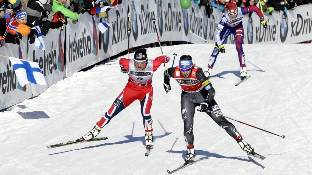 Zleva: Marit Björgenová, Kikkan Randallová, v pozadí Alena Procházková