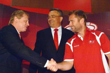 Jaroslav Bednář (vpravo) podepsal s vedením Slavie novou smlouvu