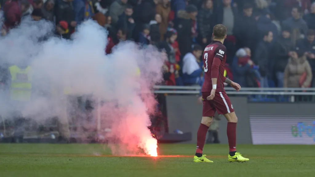 Fanoušci pražské Sparty vhodili na hrací plochu dýmovnice a světlice