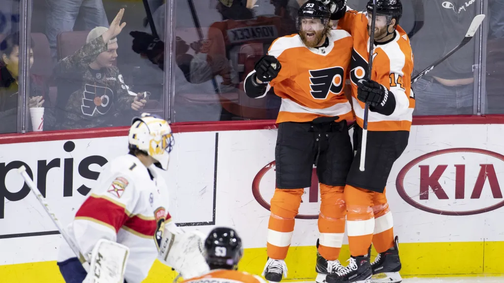 Jakub Voráček se raduje z branky