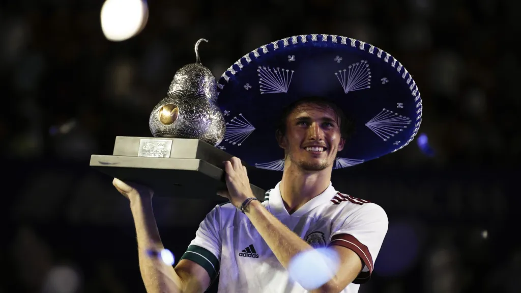 Alexander Zverev s trofejí pro vítěze turnaje v Acapulcu