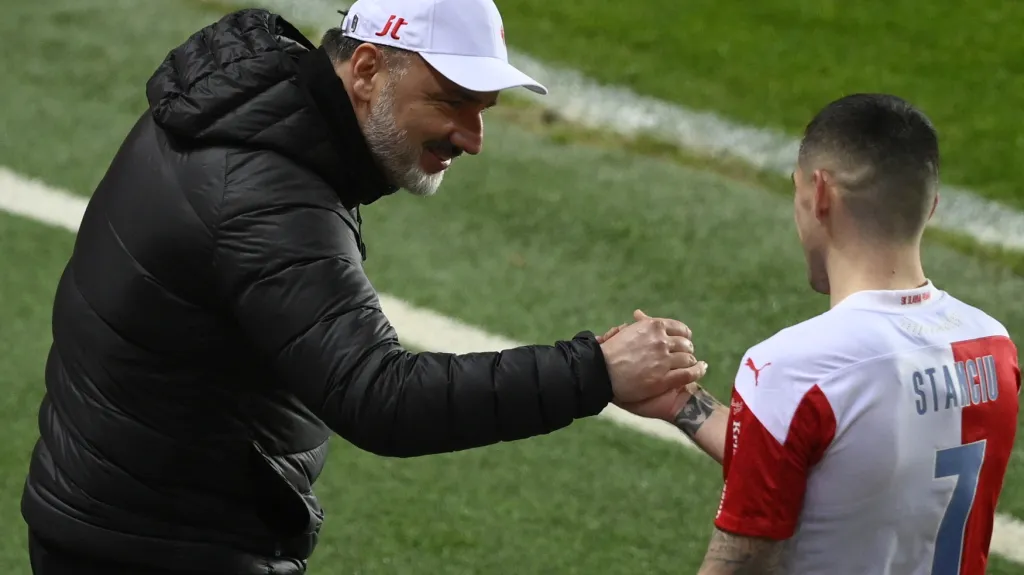 Kouč Slavie Jindřich Trpišovský a Nicolae Stanciu