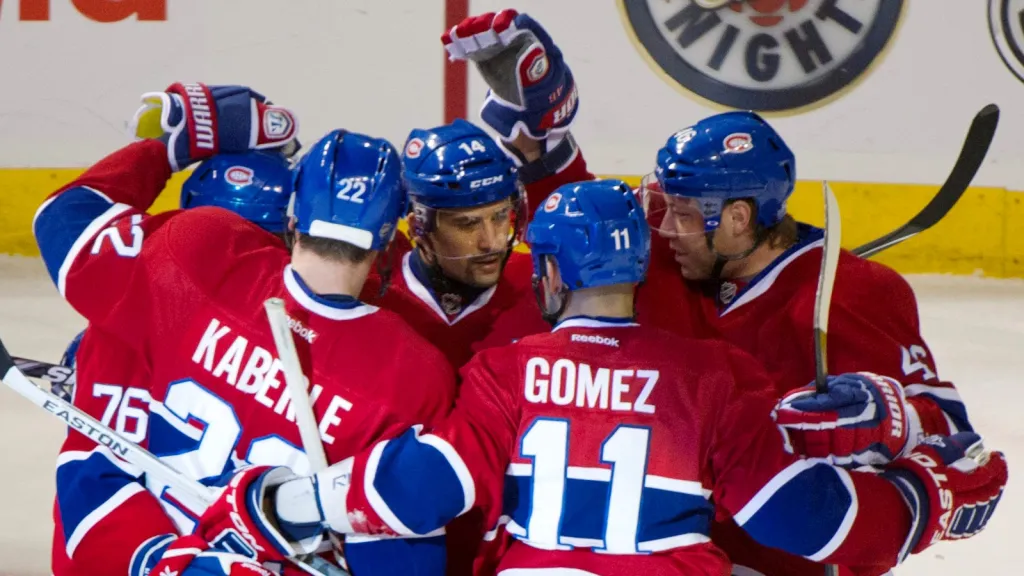 Tomáš Plekanec slaví se spoluhráči