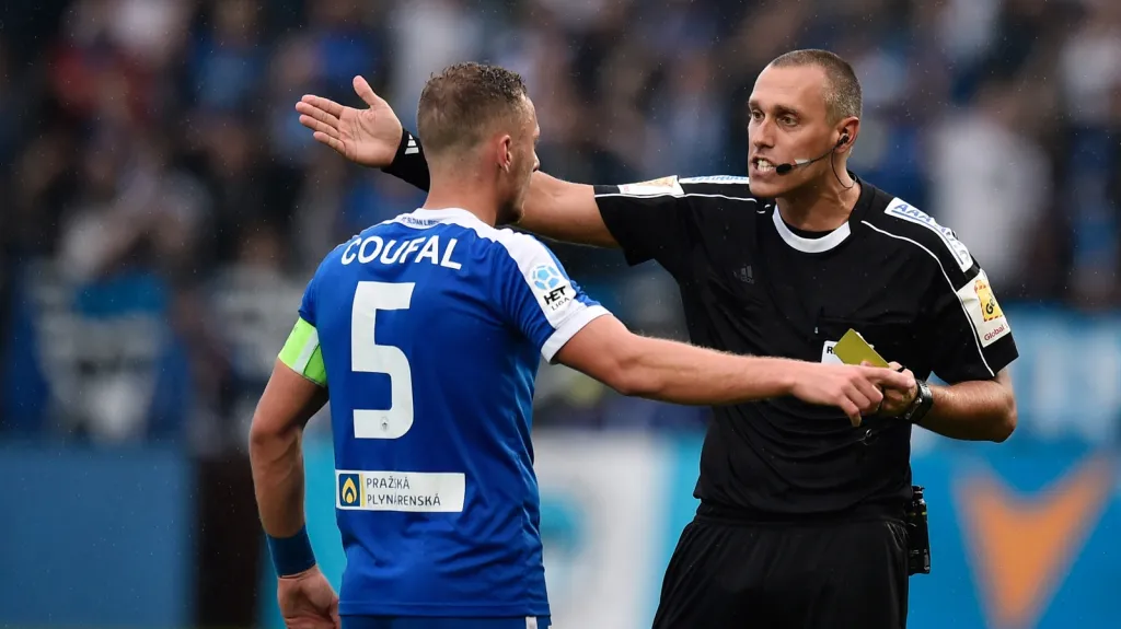 Liberecký kapitán Vladimír Coufal a rozhodčí Miroslav Zelinka