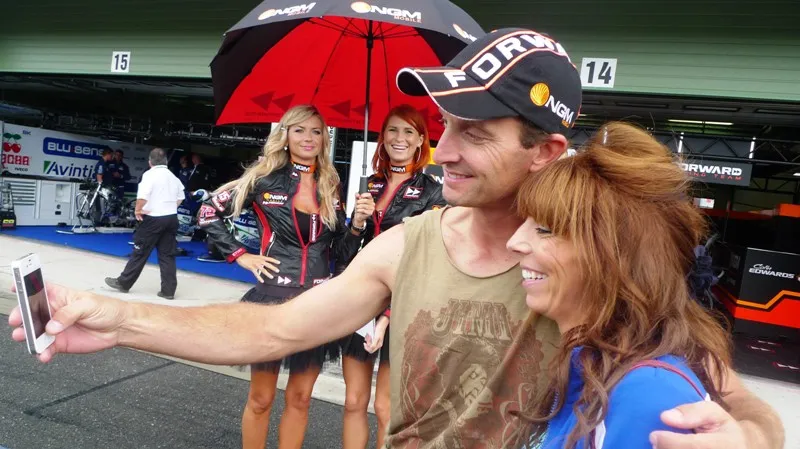 Colin Edwards jako fotograf své vlastní fanynky? Ano! Bohémský Američan už bere závody s nadhledem