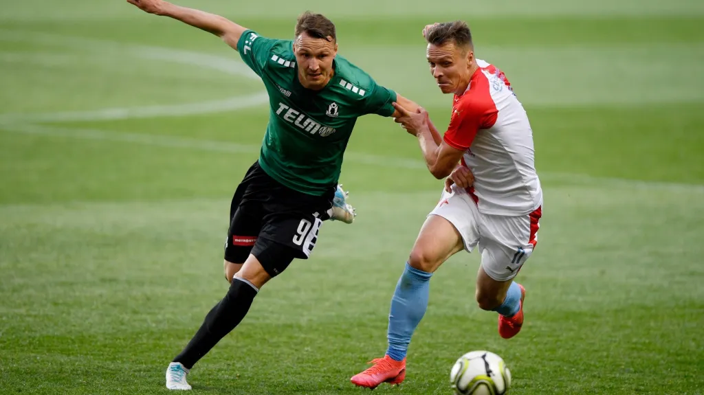 Stanislav Tecl ze Slavie (vpravo) v souboji s jabloneckým Michalem Jeřábkem