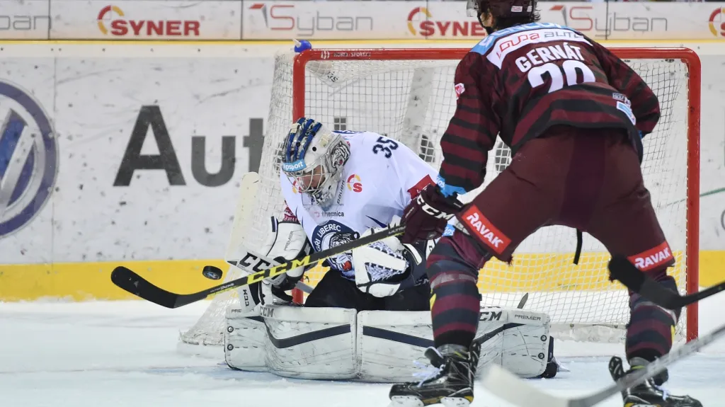 Liberecký brankář Roman Will chytá střelu v utkání se Spartou. Situaci přihlíží Martin Gernát
