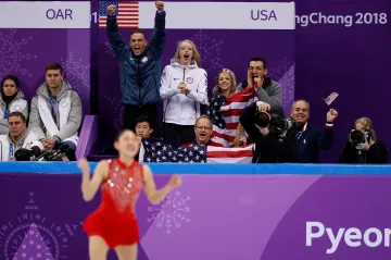 Mirai Nagasuová a v pozadí američtí fanoušci