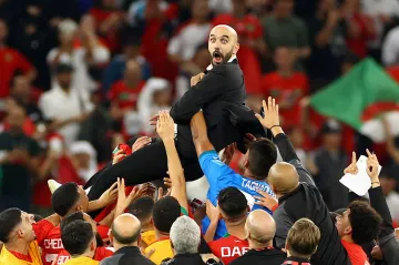 Trenér Maroka Valíd Radžradžuí na rukou svých svěřenců