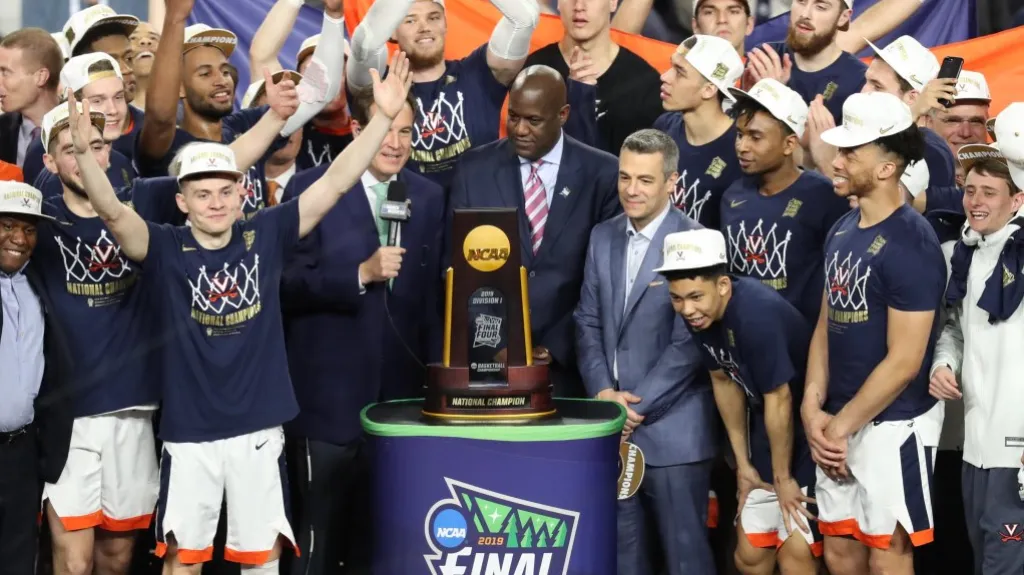 Univerzitní basketbalisté Virginie Cavaliers s trofejí pro vítěze NCAA