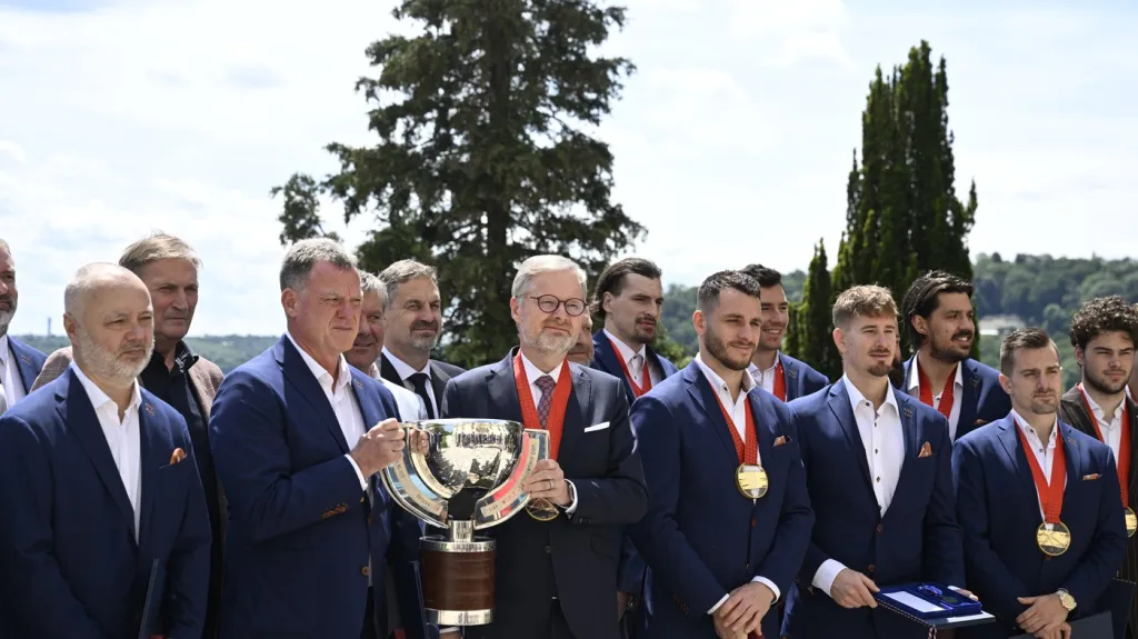 Čeští hokejisté u premiéra Petra Fialy