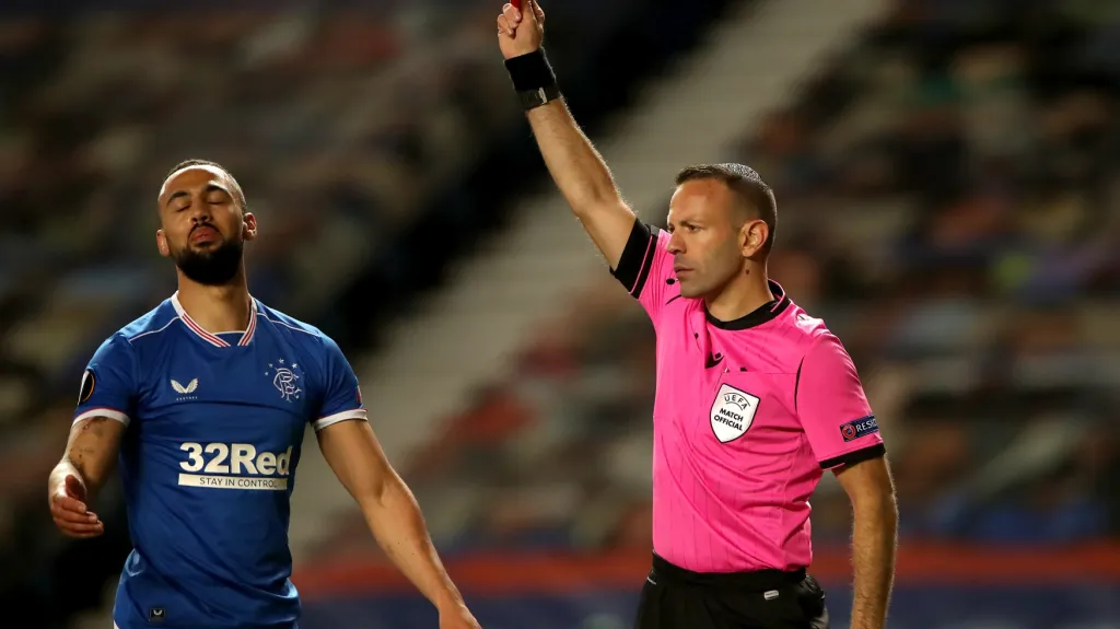 Kemar Roofe z Rangers dostal červenou kartu proti Slavii
