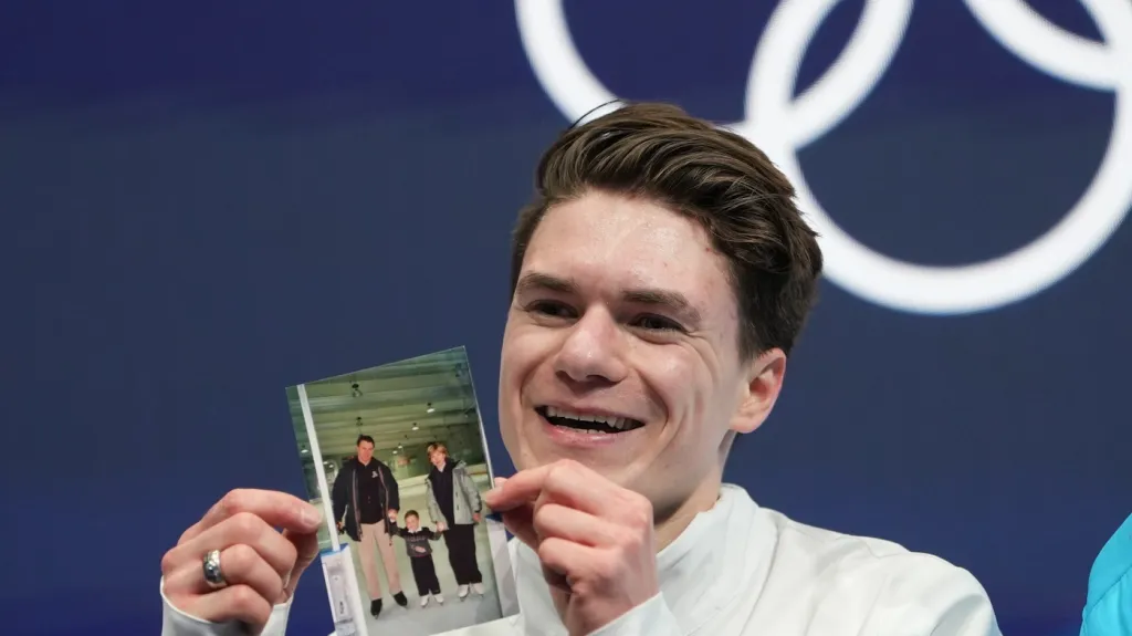 Maxim Naumov s fotografií svých zesnulých rodičů