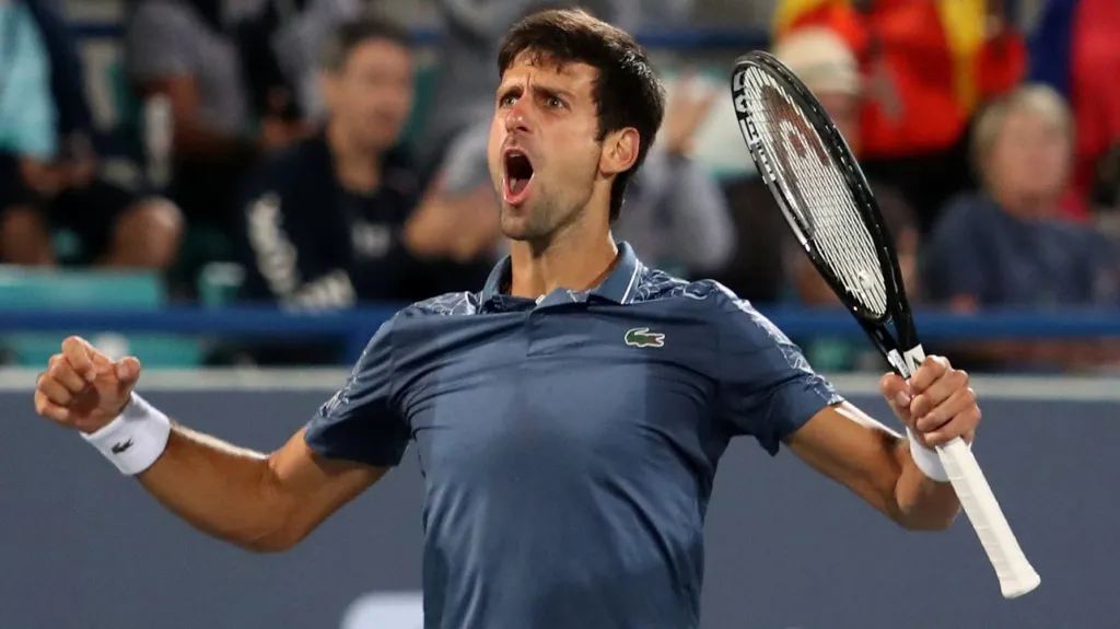 Novak Djokovič se raduje z vítězství v Abú Zabí