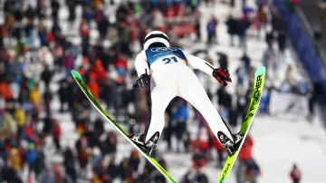 Skok Romana Koudelky v 1. kole závodu na velkém můstku s ohlasem