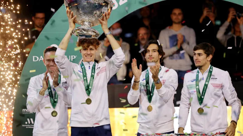 Italští tenisté zvítězili ve finále Davis Cupu, trofej získali po 47 letech
