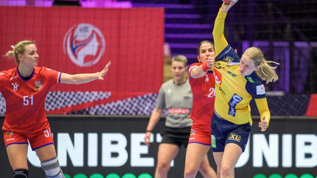 Reprezentantka Markéta Jeřábková (vlevo) společně s Šárkou Marčíkovou při bránění Švédek
