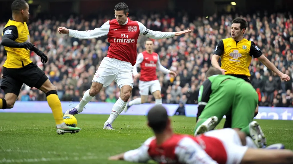Robin van Persie střílí gól proti Blackburnu