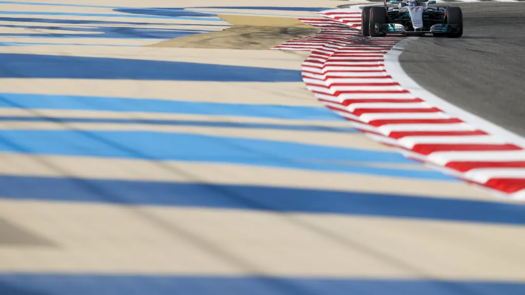 Bottasův monopost na trati v Bahrajnu