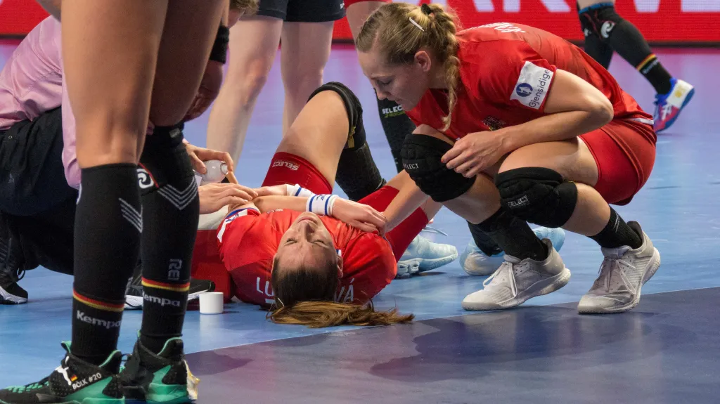 Zraněná Iveta Luzumová s Janou Knedlíkovou