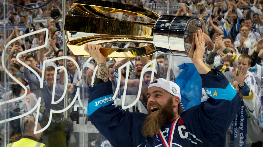 Liberecký Jan Výtisk se raduje s trofejí pro vítěze extraligy