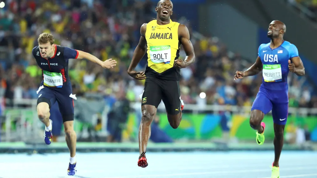 Usain Bolt v cíli běhu na 200 metrů