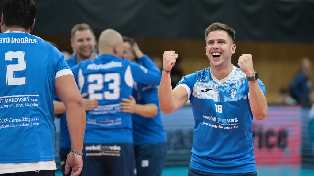 Jan Hanus se raduje z modřického titulu