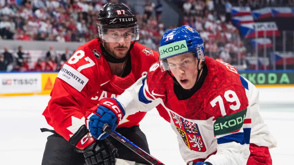 Tomáš Galvas na MS v souboji se svým možným spoluhráčem v Pittsburghu, hvězdným Sidneym Crosbym