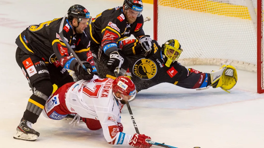 Třinecký střelec Martin Růžička tísněný litvínovskými beky