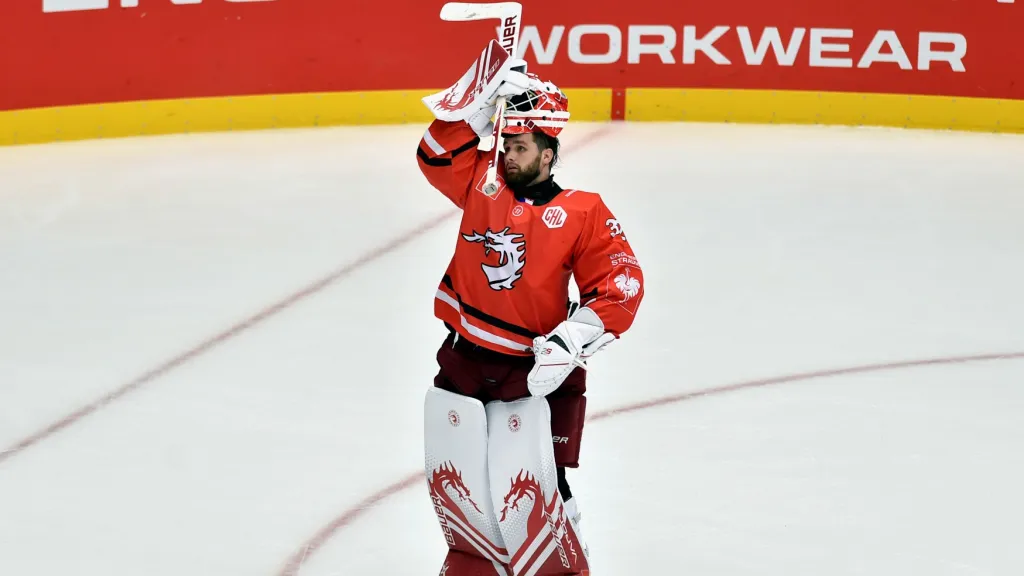 Třinecký gólman Patrik Bartošák