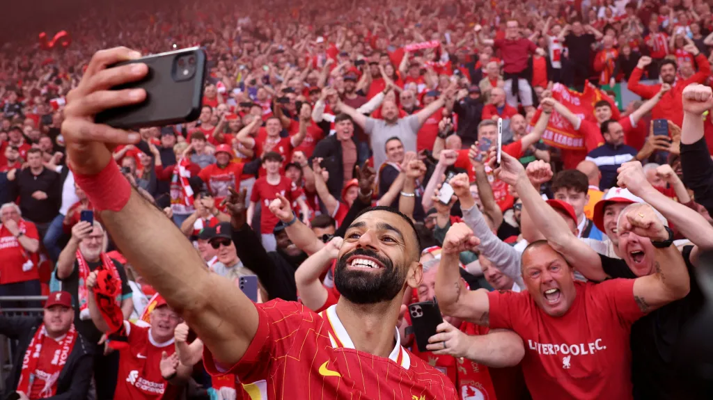 Salah slaví s fanoušky titul Liverpoolu