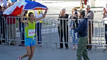 Orálek v cíli s českou vlajkou