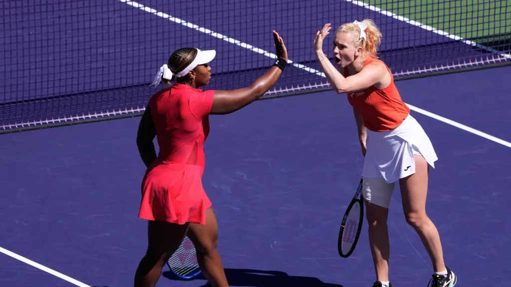 Kateřina Siniaková s Taylor Townsendovou